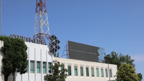 Antena 3 arrasa y encadena tres años como la TV líder. ATRESMEDIA suma también tres años como grupo líder y laSexta sube y se impone por 12º año consecutivo a su rival directo