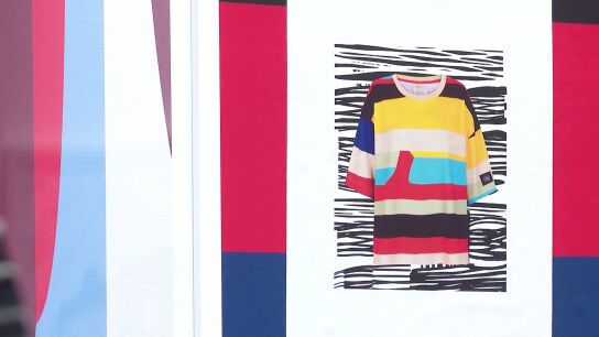 La fusi&oacute;n de moda, arte y sostenibilidad en una exposici&oacute;n &uacute;nica de camisetas