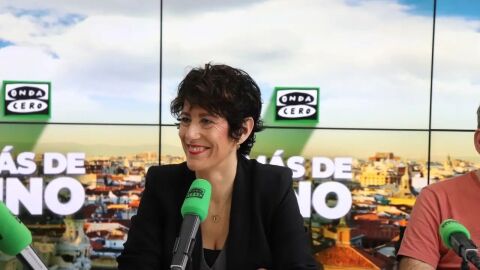 Elma Saiz, con Carlos Alsina en ‘Más de uno’: “La lengua no es un requisito para denegar un permiso, para expulsar o prohibir la entrada a una persona en nuestro país”