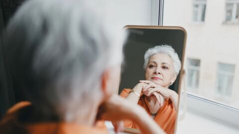Mujer mayor seria