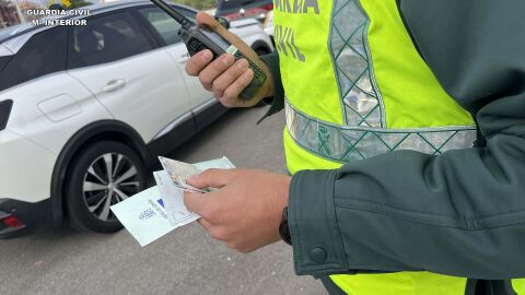 Agente de la Guardia Civil en un control de carretera. Agente de la Guardia Civil en un control de carretera.