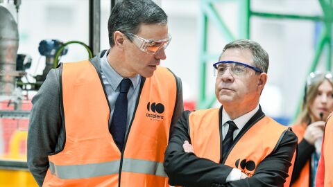 El presidente del Gobierno, Pedro Sánchez, junto al presidente de Castilla-La Mancha, Emiliano García-Page, en una imagen de marzo/ Rafael Martín / Europa Press