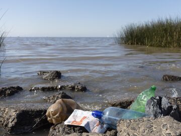 Los plásticos que contaminan cada año ríos y mares equivalen a 2.200 torres Eiffel, según la ONU