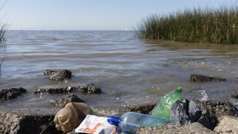 Los plásticos que contaminan cada año ríos y mares equivalen a 2.200 torres Eiffel, según la ONU