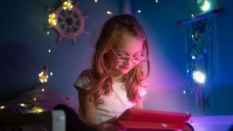 Niños sin móvil, pero no sin publicidad: por qué no basta con restringir el acceso
