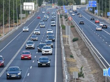 Una fila de veh&iacute;culos en la carretera A3, el &uacute;ltimo d&iacute;a de la Operaci&oacute;n &lsquo;Retorno del verano&rsquo;, a 28 de agosto de 2022, en Madrid