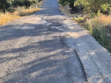 Carretera con peligro para usuarios de la v&iacute;a en Limones, Granada