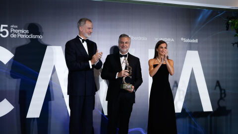 Carlos Alsina, con el Luca de Tena, acompañado del rey Felipe VI y la reina Letizia.
