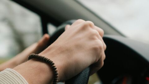Persona conduciendo en la hora punta