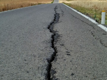 Baches y grietas en la carretera CA-3103 Baches y grietas en la carretera CA-3103