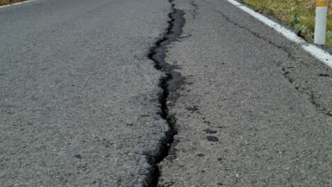 Baches y grietas en la carretera CA-3103 Baches y grietas en la carretera CA-3103