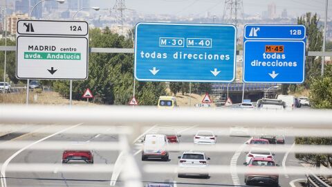  Las principales carreteras españolas registran tráfico en aumento en el inicio del puente de Santiago
