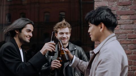 Personas bebiendo cerveza