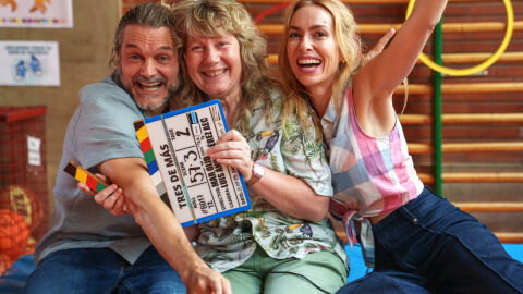 Se rueda ‘Tres de más’, la nueva comedia familiar de Atresmedia Cine dirigida por Mar Olid y protagonizada por Kira Miró y Salva Reina