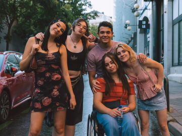 ‘Todos los colores’, la nueva comedia adolescente de Atresmedia Cine, celebra su final de rodaje