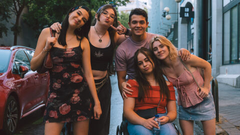 ‘Todos los colores’, la nueva comedia adolescente de Atresmedia Cine, celebra su final de rodaje