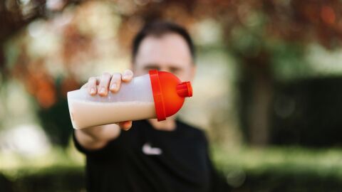 Persona con un batido de proteínas