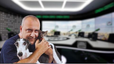 ‘Como el perro y el gato’, con Carlos Rodríguez, celebra 20 años dando voz a las mascotas y a la protección animal