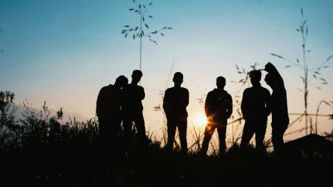 Hombres en una puesta de sol