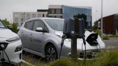 Coche eléctrico y punto de recarga