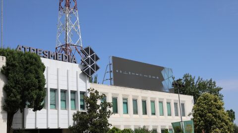 Antena 3 continúa imparable: líder, crece a su mejor octubre en 3 años. Atresmedia, grupo líder por 30º mes y laSexta vuelve a imponerse a su competidor Antena 3 continúa imparable: líder, crece a su mejor octubre en 3 años. Atresmedia, grupo líder por 30º mes y laSexta vuelve a imponerse a su competidor