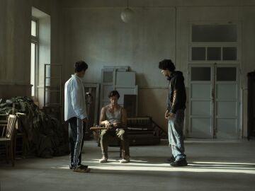 'La bola negra' de Javier Calvo y Javier Ambrossi se estrenar&aacute; en cines el 2 de octubre de 2026