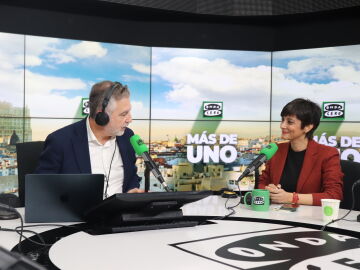 La ministra de Vivienda, Isabel Rodr&iacute;guez, junto a Carlos Alsina