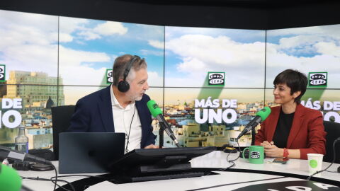 La ministra de Vivienda, Isabel Rodr&iacute;guez, junto a Carlos Alsina