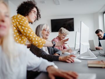 Los mayores de 55 est&aacute;n cerrando la brecha digital&hellip; y lo est&aacute;n haciendo a su manera