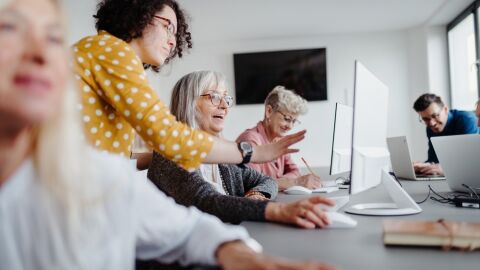Los mayores de 55 est&aacute;n cerrando la brecha digital&hellip; y lo est&aacute;n haciendo a su manera