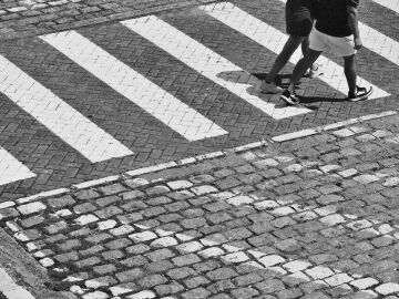 El m&oacute;vil y la impaciencia, una combinaci&oacute;n peligrosa en los pasos de peatones