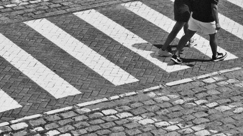 El m&oacute;vil y la impaciencia, una combinaci&oacute;n peligrosa en los pasos de peatones