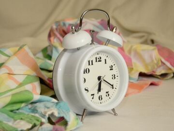 El riesgo de fragmentar el descanso; por qu&eacute; el h&aacute;bito de posponer la alarma agota tu energ&iacute;a y altera tu ritmo natural