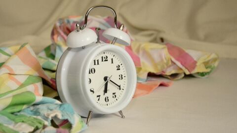 El riesgo de fragmentar el descanso; por qu&eacute; el h&aacute;bito de posponer la alarma agota tu energ&iacute;a y altera tu ritmo natural