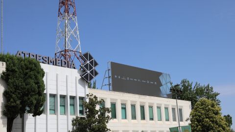 Antena 3 lidera marzo con la mayor distancia sobre su competidor en 30 años, laSexta, en récord, líder sobre su competidor. Atresmedia reina por 35º mes Antena 3 lidera marzo con la mayor distancia sobre su competidor en 30 años, laSexta, en récord, líder sobre su competidor. Atresmedia reina por 35º mes