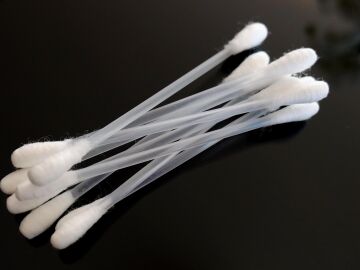 Por qu&eacute; la ciencia proh&iacute;be el uso de bastoncillos para la higiene auditiva