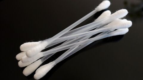 Por qu&eacute; la ciencia proh&iacute;be el uso de bastoncillos para la higiene auditiva