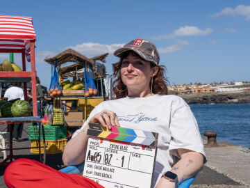 Chlo&eacute; Wallace dirige en Tenerife &lsquo;Entre olas&rsquo;, la nueva pel&iacute;cula de Atresmedia Cine protagonizada por Carla Tous, Nuno Gallego y Jan Buxaderas