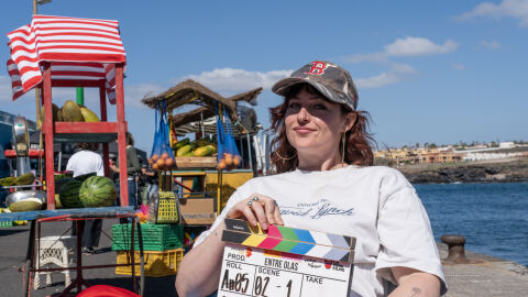 Chlo&eacute; Wallace dirige en Tenerife &lsquo;Entre olas&rsquo;, la nueva pel&iacute;cula de Atresmedia Cine protagonizada por Carla Tous, Nuno Gallego y Jan Buxaderas