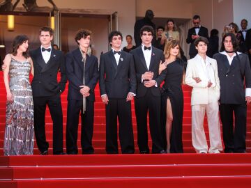‘La bola negra’, la nueva película de Javier Calvo y Javier Ambrossi, deslumbra en su première mundial del Festival de Cannes ‘La bola negra’, la nueva película de Javier Calvo y Javier Ambrossi, deslumbra en su première mundial del Festival de Cannes