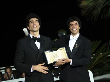 Javier Calvo y Javier Ambrossi ganan el premio a la Mejor dirección en el Festival de Cannes por ‘La bola negra’ Javier Calvo y Javier Ambrossi ganan el premio a la Mejor dirección en el Festival de Cannes por ‘La bola negra’