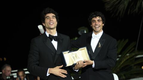 Javier Calvo y Javier Ambrossi ganan el premio a la Mejor dirección en el Festival de Cannes por ‘La bola negra’ Javier Calvo y Javier Ambrossi ganan el premio a la Mejor dirección en el Festival de Cannes por ‘La bola negra’