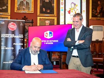 Jaime Martínez, alcalde de Palma e Iñaki Lerga, director Centro de Estudios Ponle Freno-Axa Jaime Martínez, alcalde de Palma e Iñaki Lerga, director Centro de Estudios Ponle Freno-Axa