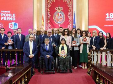 Foto de familia de los ganadores de la 18 edici&oacute;n de los Premios Ponle Freno