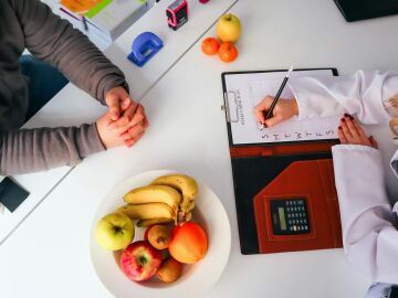 M&eacute;dicos que ense&ntilde;an a cocinar en consulta: as&iacute; funciona la medicina culinaria