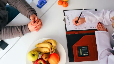 M&eacute;dicos que ense&ntilde;an a cocinar en consulta: as&iacute; funciona la medicina culinaria
