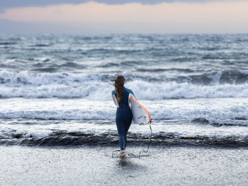Finaliza el rodaje de ‘Entre olas’, la película de Atresmedia Cine dirigida por Chloé Wallace y protagonizada por Carla Tous, Nuno Gallego y Jan Buxaderas Finaliza el rodaje de ‘Entre olas’, la película de Atresmedia Cine dirigida por Chloé Wallace y protagonizada por Carla Tous, Nuno Gallego y Jan Buxaderas
