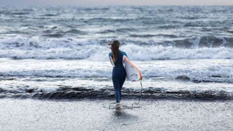 Finaliza el rodaje de ‘Entre olas’, la película de Atresmedia Cine dirigida por Chloé Wallace y protagonizada por Carla Tous, Nuno Gallego y Jan Buxaderas Finaliza el rodaje de ‘Entre olas’, la película de Atresmedia Cine dirigida por Chloé Wallace y protagonizada por Carla Tous, Nuno Gallego y Jan Buxaderas