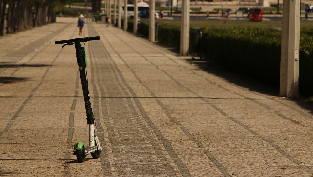 Patinete eléctrico en la calle Patinete eléctrico en la calle