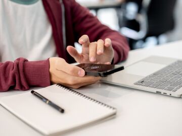 La IA revoluciona las aulas: el reto de enseñar a pensar en la era del copia y pega La IA revoluciona las aulas: el reto de enseñar a pensar en la era del copia y pega
